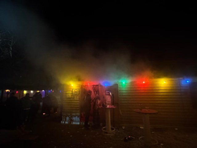 Bunte Lichter und Nebel über dem Häxechessel bei Nacht