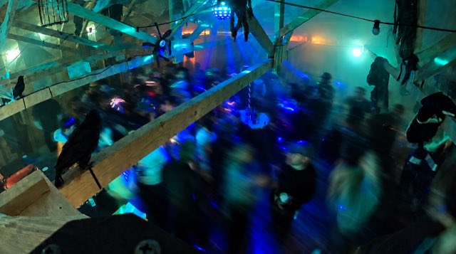 Tanzfläche im Häxechessel von oben, Menschen tanzen im blauen Licht