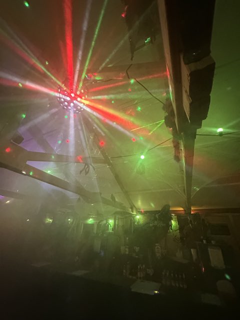 Lichtstrahlen einer Discokugel im Festzelt des Häxechessel